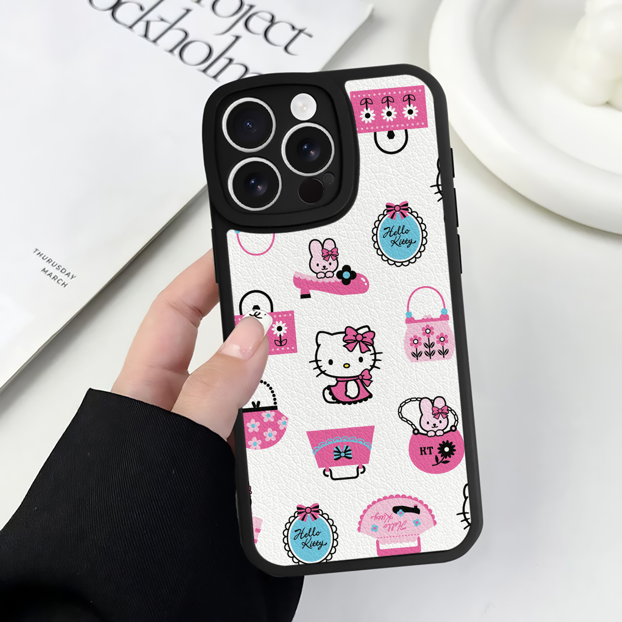（画像用） Hello Kitty ハローキティ 【iPhone 16シリーズ対応】シリコンスマホケース（レザー調） 材質：シリコン
